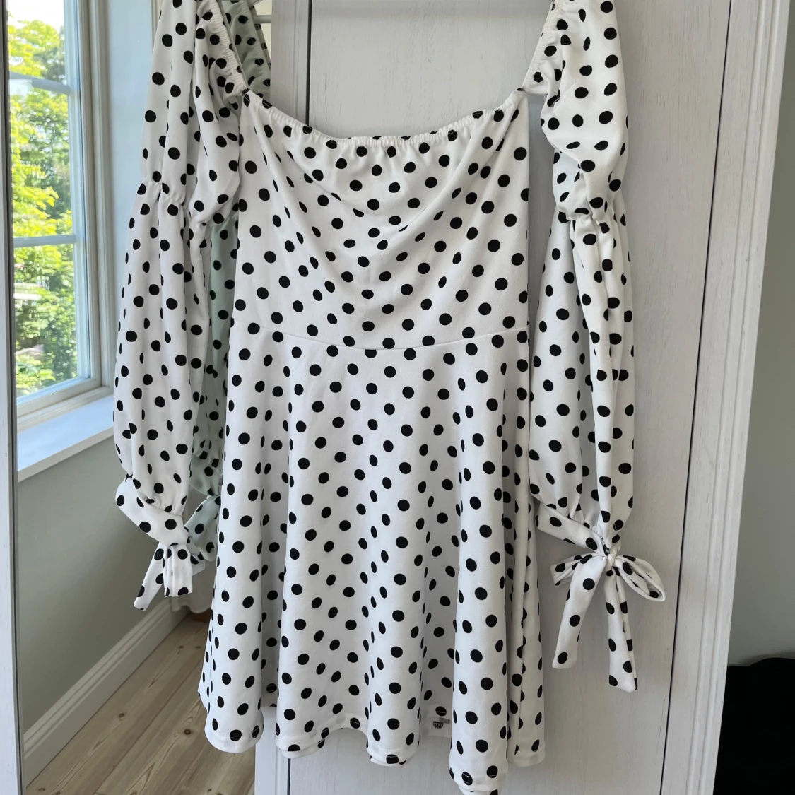 Prickig off shoulder klänning