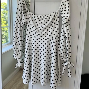 Prickig off shoulder klänning - Söt mini klänning från Boohoo storlek uk 8