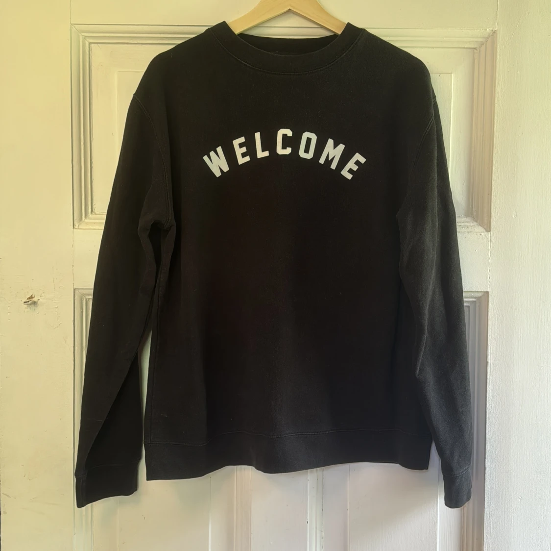 Svart sweatshirt från Welcome, M