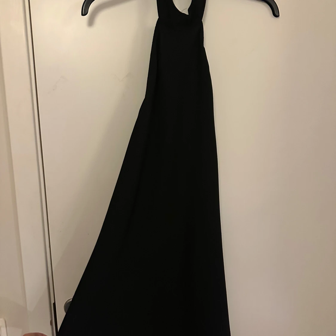 Svart kort klänning med öppen rygg - 2