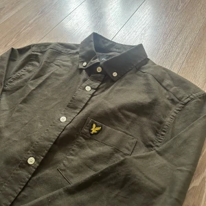 Lyle & scott skjorta  - En snygg skjorta i bra skick utan några som helst anmärkningar. Hör av er vid ytterligare frågor annars fritt fram att köpa!                              (Postar inom 24h)