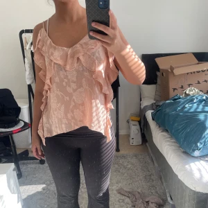 Volangblus från zara - Supersöt ljusrosa blustopp köpt på zara för ett år sen. Banden var lite för långa så har sytt upp det lite, men inget som märks. Aldrig kommit till användning, som ny, har inga defekter. Kontakta mig vid frågor💕😊