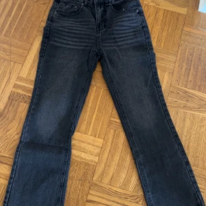 Mörkgrå flared jeans - Aldrig använt dessa flared jeans. Säljer för att de är lite för små, jag är en W29. Köptes för 700kr. pris kan diskuteras.