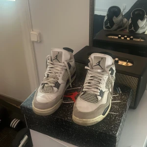 Nike Air Jordan 4 military black - Äkta Jordan 4 miltary black i rätt så använt skick men med lite vård så kan dom bli riktigt schyssta igen. (Köpte för 4000kr nya)