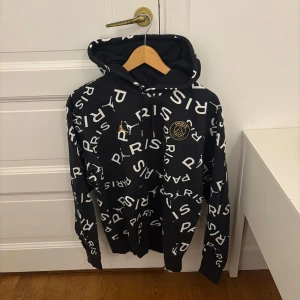 Svart PSG x Air Jordan Hoodie - Mycket sällsynt! Slutsåld överallt Mycket bra skick! Storlek: S