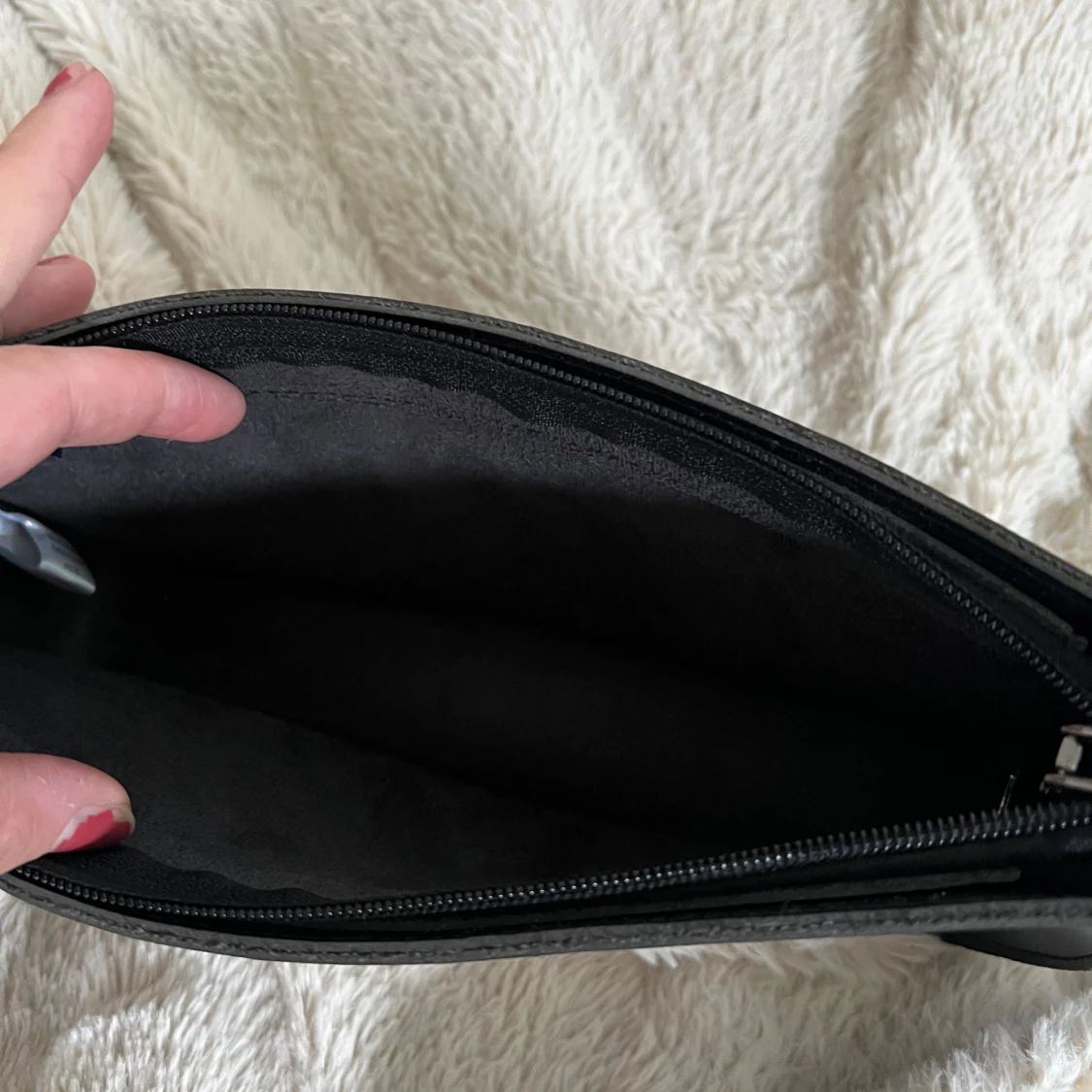 Svart axelväska från PASQ - 1