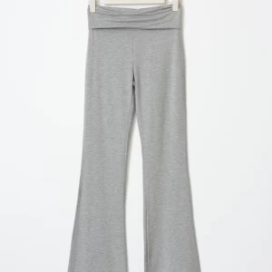 Grå yogapants - säljer dessa yogapants från gina i färgen grå. Nypris: 359.95 sek. har använt typ 2 gånger