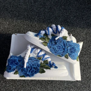 Nike Air Force 1 – Custom “Blå Ros Edition” - 40 - 👟 Säljer äkta Nike Air Force 1 – Custom “Blå Ros Edition” 🌹 Unik design med blå blomma + double laces 📏 Storlek: 40 EU (passar både dam & herr) 💸 Pris: 1300 kr  ✅ Äkta Air Force 1 ✅ Custom design – “Blå Ros Edition” med blå blomma ✅ Double laces: blå extrasnören + tjocka rope laces ✅ Supersnygga och unika – du sticker verkligen ut ✅ Helt nya och aldrig använda