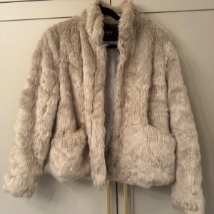 ONLY Jacka Dam - Beige jacka från ONLY i storlek XL. Jackan har två stora fickor framtill och hög krage. Fint skick