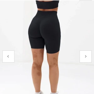 Mörkgröna träningsshorts - Mörkgröna träningsshorts med scrunch ibak. Stretchiga och bekväma, aldrig använda pga köpte fel färg. Ordinarie pris 700kr