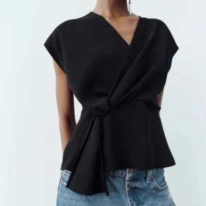 Svart omlottopp med knyt - slutsåld omlott blus från zara, helt slutsåld o säljs inte längre!!💝 även mycket efterfrågad😍superfint skick!! Liiiite nopprig men inget som syns