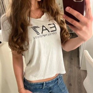 Vit EA7 Emporio Armani t-shirt - Säljer en snygg Armani t shirt💗