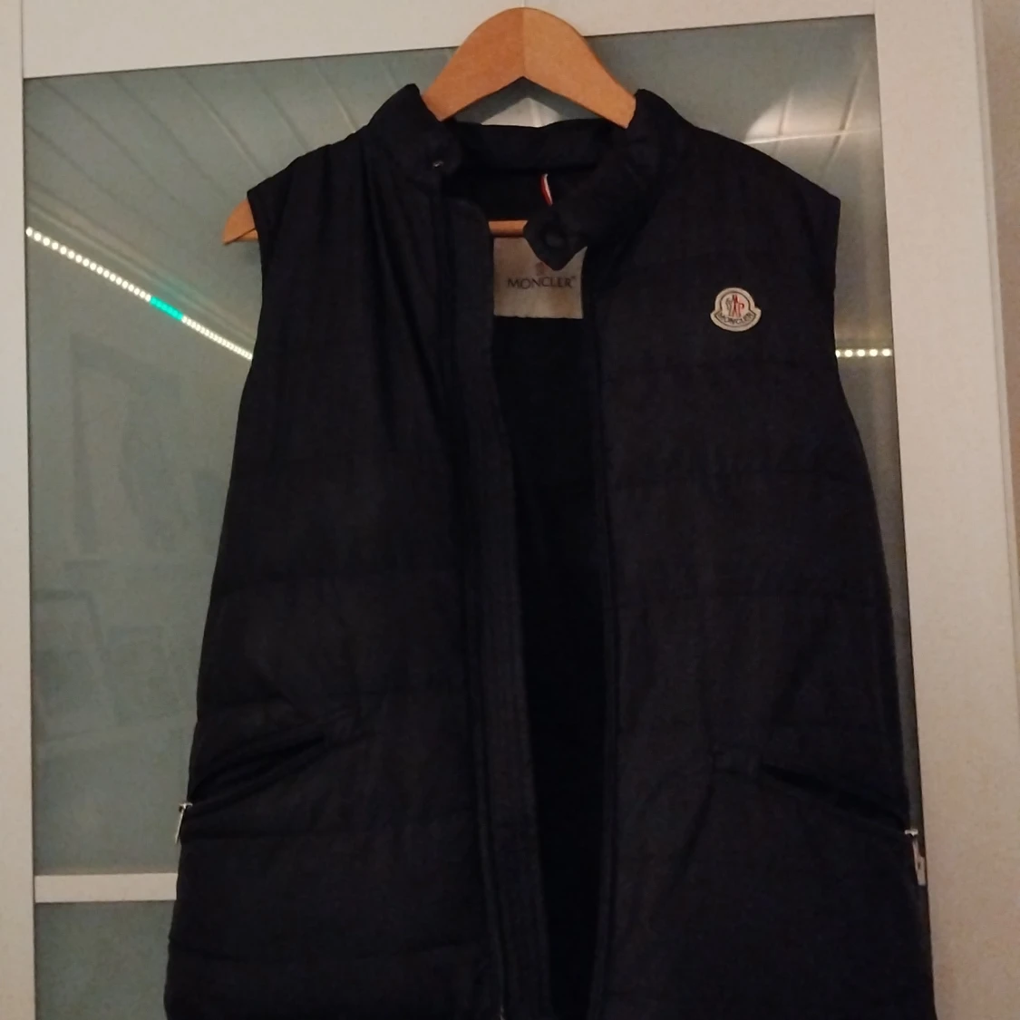 Svart dunväst från Moncler