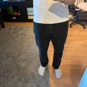 Svarta loose fit jeans Jack & Jones - Säljer ett par svarta loose fit jeans från Jack & Jones, modell Loose Chris. Bara att höra av sig vid minsta funderingar, priset går att diskutera!🍾🤗