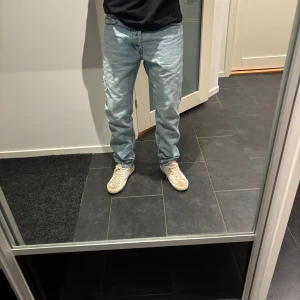 Neuw jeans  - Jeans från NEUW i modellen Ray straight. Storlek 32 32. I bra skick vid fler frågor hör gärna av dig.