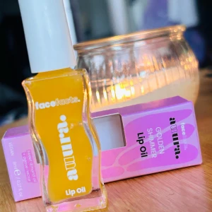 Auura lip oil ”Golden Shimmer” från Face Facts! - Auura lip oil ”Golden Shimmer” från Face Facts med mandelolja och Agavenektar. 8 ml. Oanvänt med kartong.