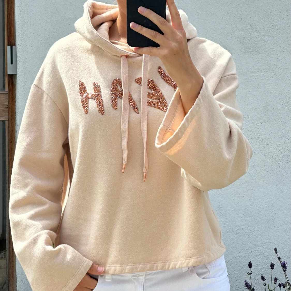 Beige hoodie med glittrig text
