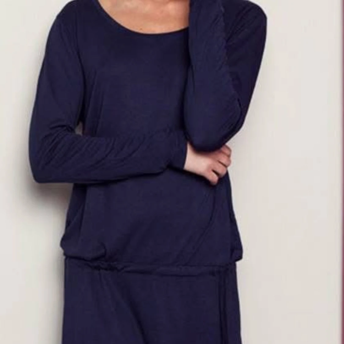 Svart långärmad klänning Femme Collection