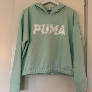 Hoodie från Puma - Puma maghoodie. Storlek L