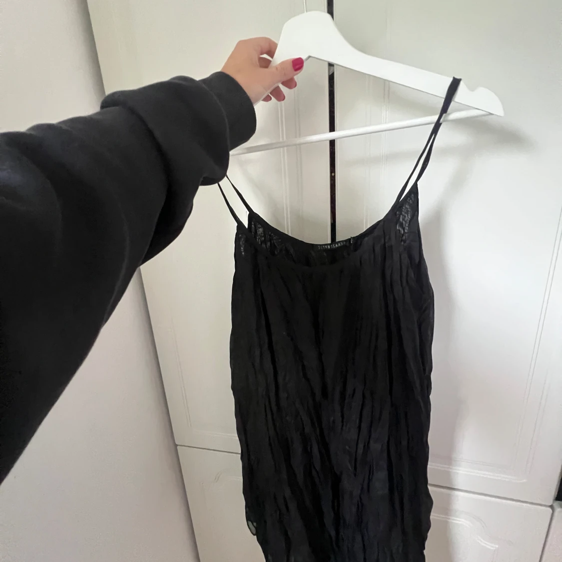 Svart omlottklänning med tunna axelband - 1