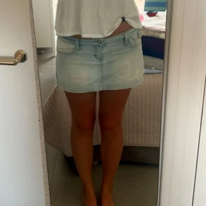 Ljusblå low waist jeanskjol  - Ascool kjol som är log midjad  med små snygga detaljer på fickorna! Använda väldigt fåtal gånger och säljer pga att de börjar bli för små för mig. Midjemåttet är 40-41 cm så passar de som bär storlek S eller M skulle jag säga💕💕 pris kan diskuteras