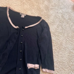 Kofta med trekvartsärm och beige detaljer  - Superfin kofta med trekvartsärmar och beiga detaljer. Perfekt till sommaren eller till hösten. Klassisk och stylish🤗 fint skick 