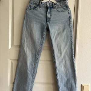 Ljusblå raka jeans från Gina tricot  - Snygga ljusblå jeans från Gina tricot i rak modell. Klassisk femficksdesign, normal passform och hög midja. Jeansen är tillverkade i bomull och har en stilren, enkel look med ljusa tvättade detaljer och silverfärgad knapp. Jag är 162cm och de passar perfekt i längden💕