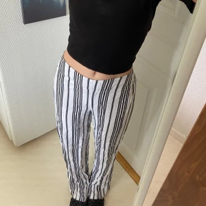 Raka svala byxor - Har inte strykit dom på bilden är helt raka, bild 3 visar hur dom ser ut bak, gör att dom sitter snyggt!  Skriv om du vill köpa annat på min sida så kan du få paketpris och slippa betala dubbelfrakt.