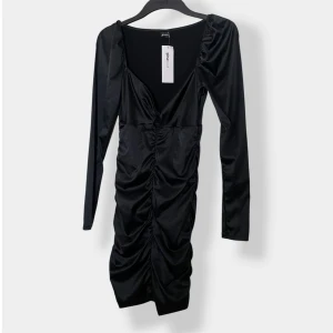 Gina Tricot  klänning med prislapp - Gina Tricot klänning i storlek S med prislapp, snygg både till semester och fester.