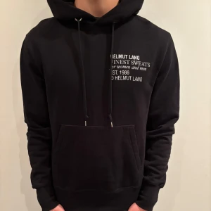 Helmut Lang Hoodie  - Hej! Säljer nu denna väldigt snygga och sällsynta Helmut Lang Hoodie! Storlek L men passar också M! Skick 9,5/10. Hör gärna av er om ni har några funderingar eller vill diskutera pris🤝