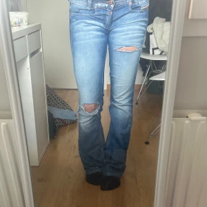 Blå bootcut jeans från Diesel - Snygga blå bootcut jeans från Diesel med slitningar och hål på båda benen. Jag säljer dom då dom tyvärr börjar bli för korta, (bilden är alltså gammal).💞midjemåttet är 82 cm och w26 L32!💞