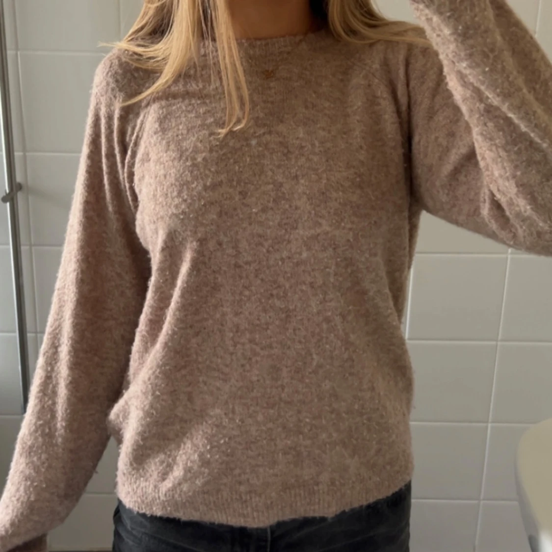 Beige stickad tröja med rund hals - 1