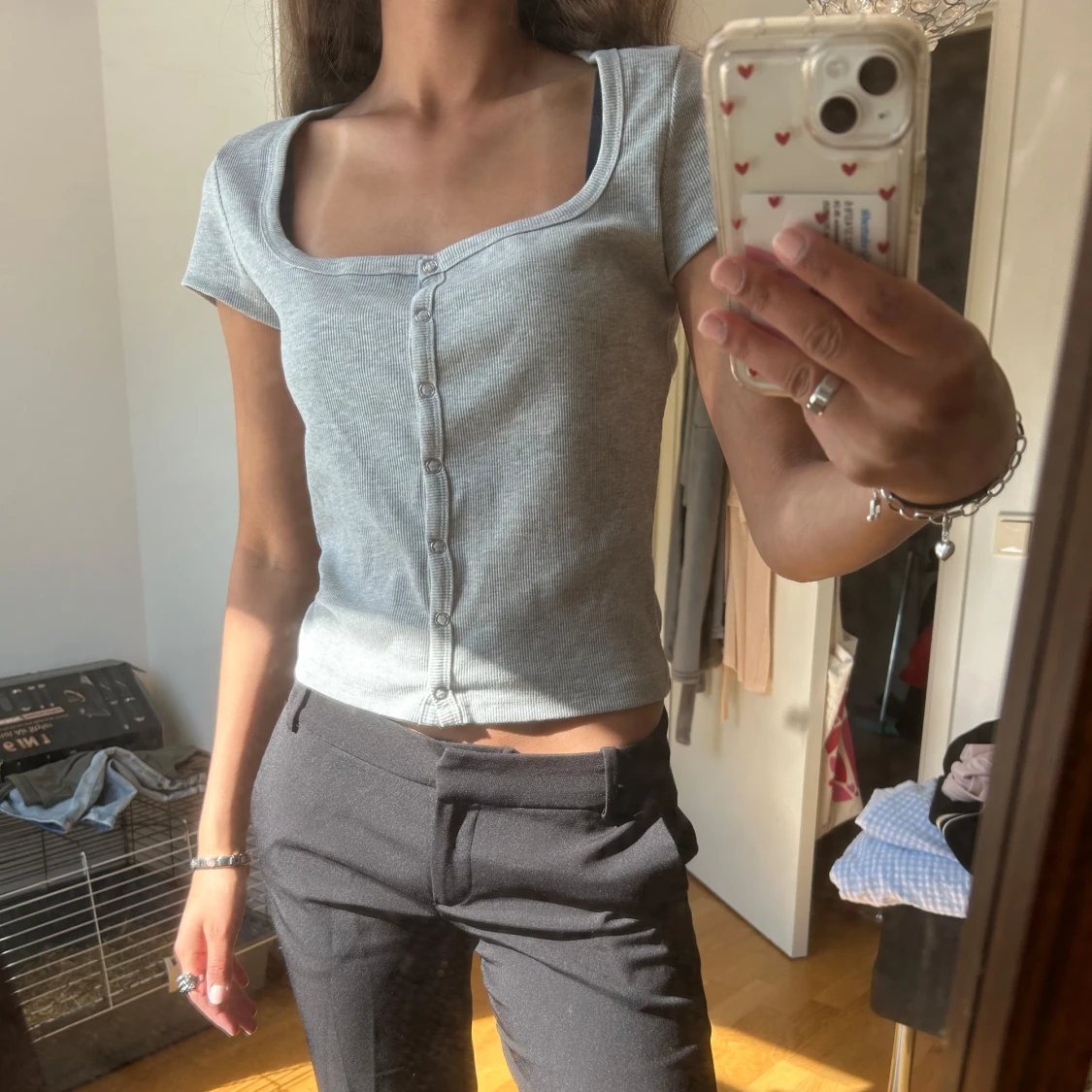 Grå ribbad topp från Gina Tricot