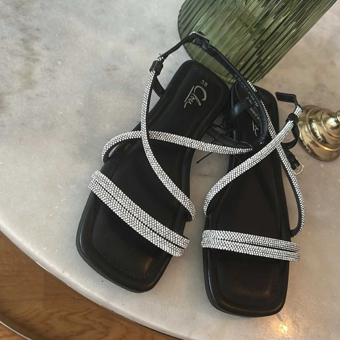 Svarta sandaler med glittriga remmar - 1