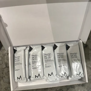 Maurten Gel 100 CAF100 Energigel Kartong - En kartong med 12 energigel á 40g, perfekt för dig som vill boosta din energi under träning eller tävling. Varje gel innehåller 100 mg koffein och är framtagen för att ge snabb energi när du behöver det som mest.✨ Orginalpris 560kr