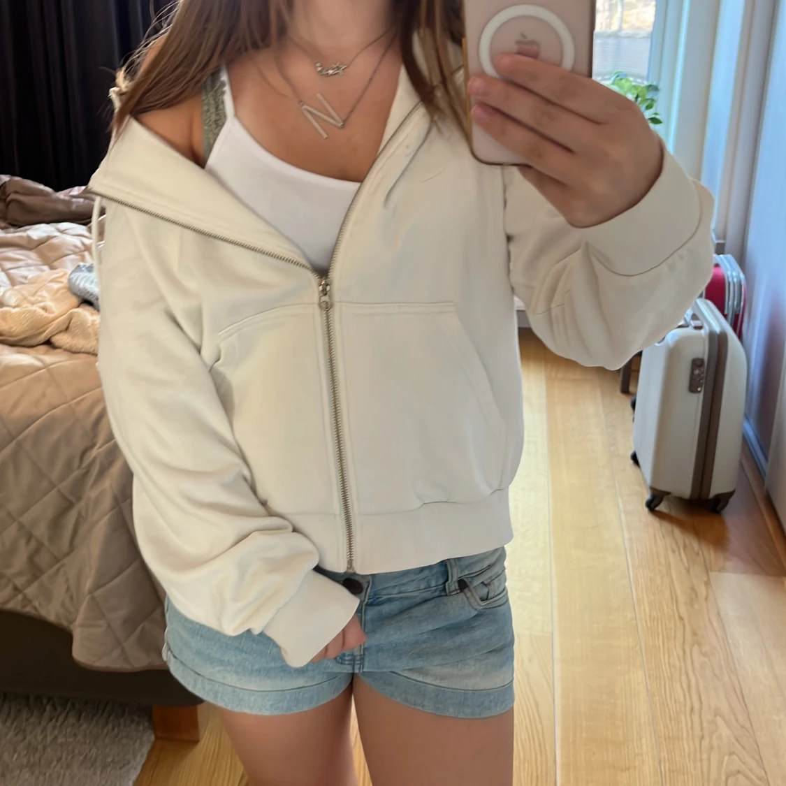 Vit hoodie med dragkedja och huva