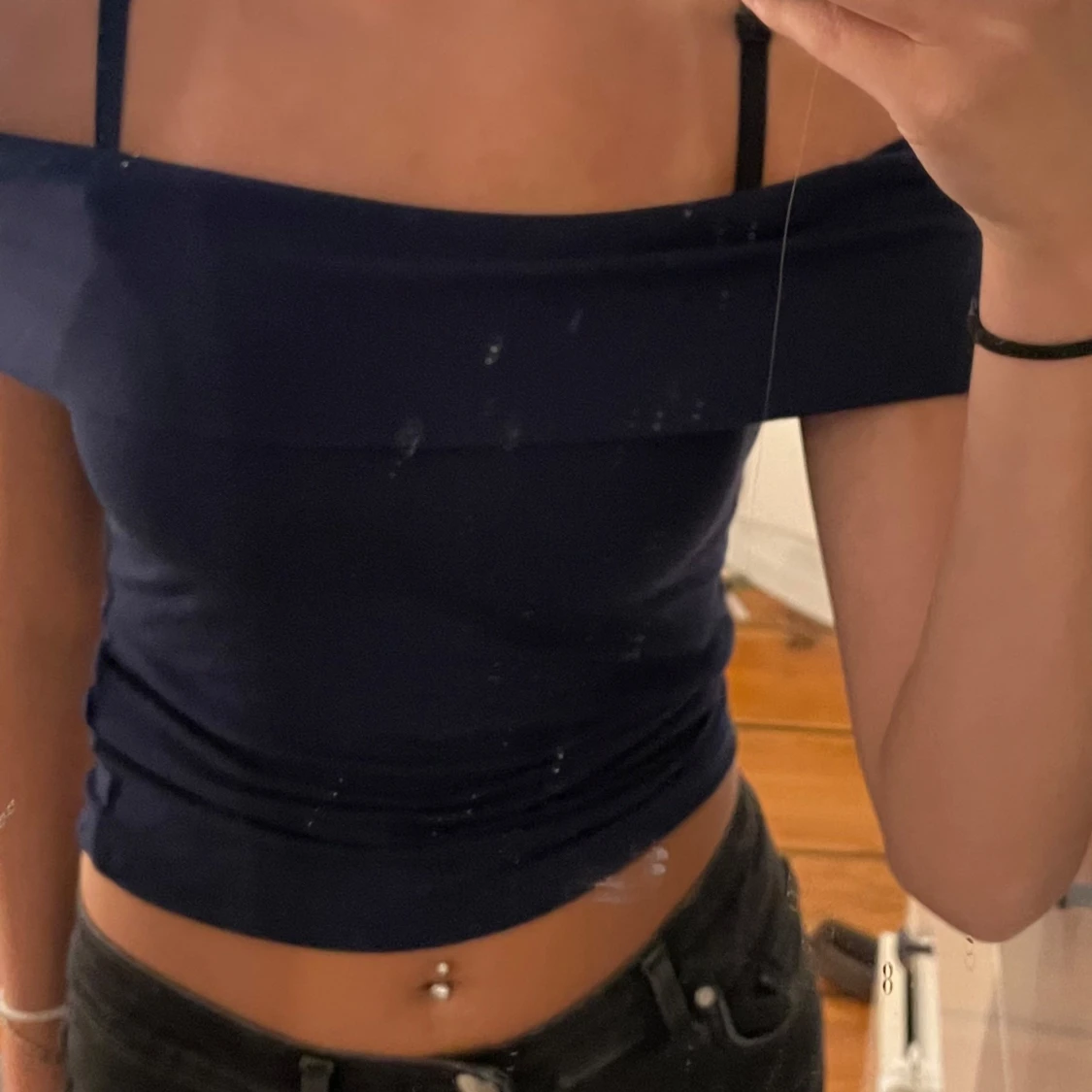 Mörkblå offshoulder topp