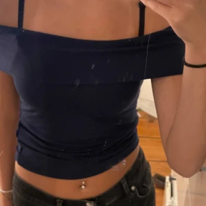 Mörkblå offshoulder topp - Säljer en mörkblå offshoulder topp från Kappahl. Toppen har en bred kant över axlarna. den är aldrig använd och har kvar prislappen. Orginal pris: 179, säljer den för: 99. materialet är skönt och mjuk