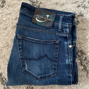 Jacob Cohën jeans ”Special Edition” - Säljer dessa riktigt feta ”Special Edition” Jacob Cohen jeans! | 108 x 43cm | Storlek 33 | Skick 7/10 (lagad defekt i skrevet) | Nypris +6000kr, säljer endast för 1199kr | Hör av dig vid frågor!