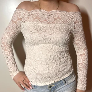 Off shoulder spetstopp  - Off shoulder spetstopp, passar xs. Köp sker via köp nu, jag postar inom 24h. Kvar tills markerad såld 