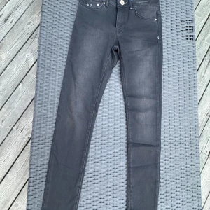 Jacob Cohën jeans - Snygga svarta jeans från Jacob Cohën i storlek 27. De är slim . Perfekta för dig som gillar en stilren och modern look. Priset kan diskuteras, kom gärna med prisförslag 