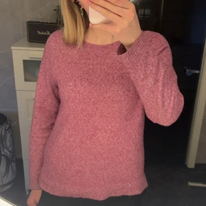 Stickad tröja - Stickad tröja från vero moda, super skön och snygg💓 passar till det mesta ! lite nopprig men inget som märks 😊 Jag är 175, det är mina bilder. skriv gärna innan köp ^^ finns kvar tills markerad som såld