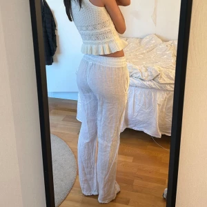 linnebyxor  - Säljer ett par vita linnebyxor från Chelsea då dem inte kommer till använding. Endast använd en gång. Passar bra nu till sommaren! 