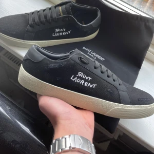 Svarta sneakers från Saint Laurent - Säljer nu dessa super trendiga och snygga Saint Laurent skor som är försiktigt andvända fåtal gånger. Storlek 43⭐️ bara att skriva vid frågor⭐️ pris kan diskuteras Mvh Vincent🤩