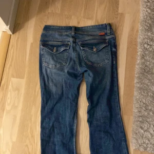 Blå bootcut jeans - Snygga Bootcut jeans från Hm med fickor. Har en liten defekt längst ner syns på bild 3. kontakta mig för frågor om storlek osv!