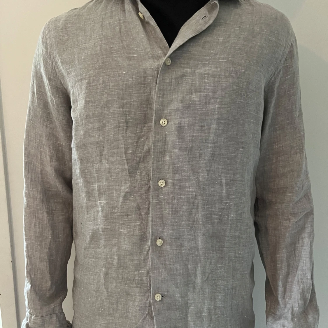Grå linneskjorta