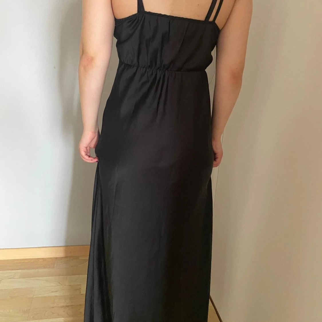 Svart långklänning med knappar - 3