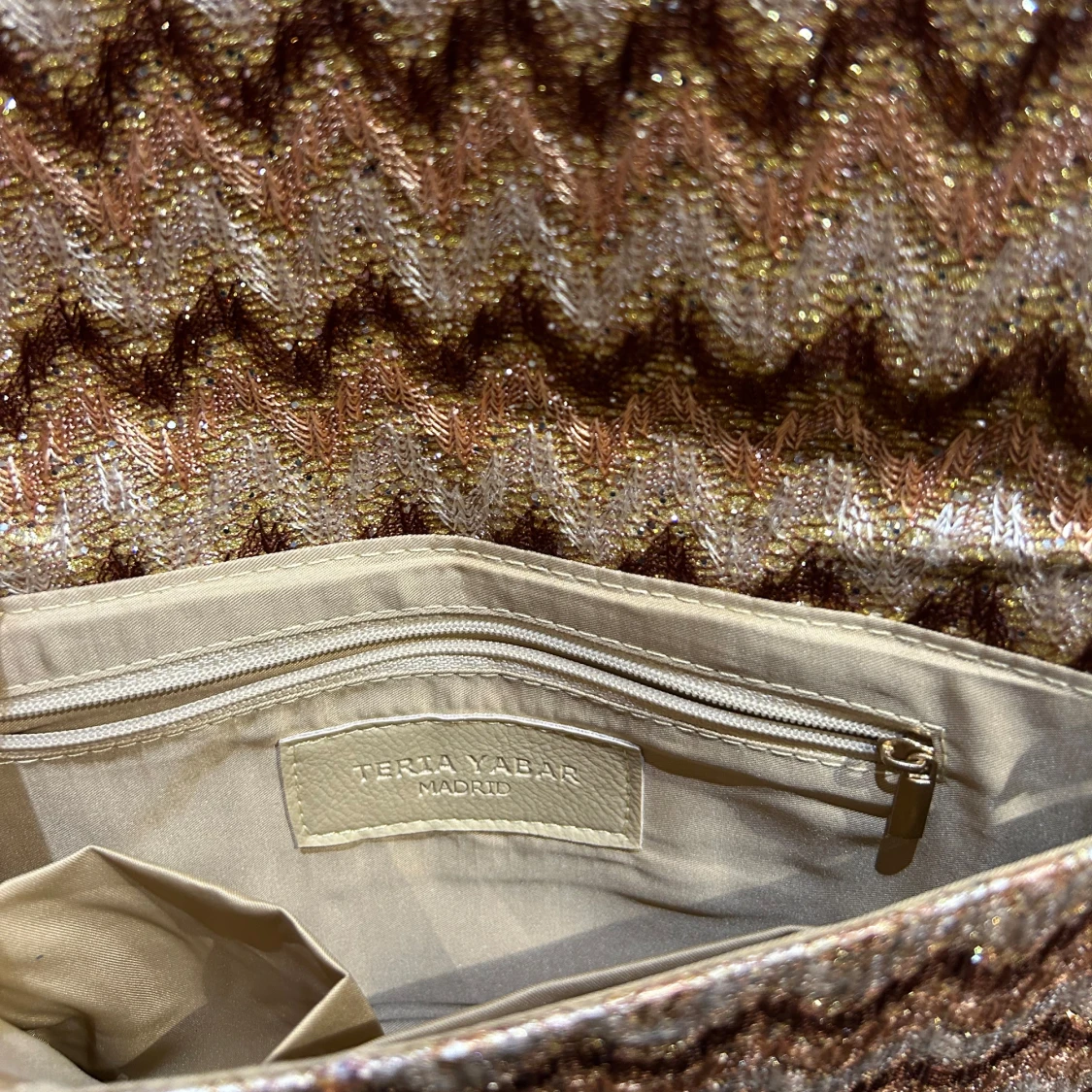 Glittrig kuvertväska från Teria Ybar - 3