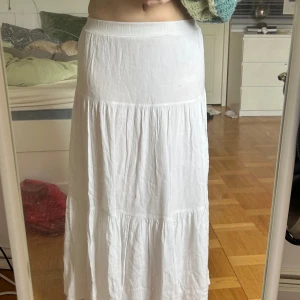 Vit maxikjol - Supersöt kjol jag köpte via Vinted men som tyvärr inte passade, storlekslappar finns ej kvar men enligt förra ägaren är den en S, jag är 163cm och på mig går kjolen ner till fötterna