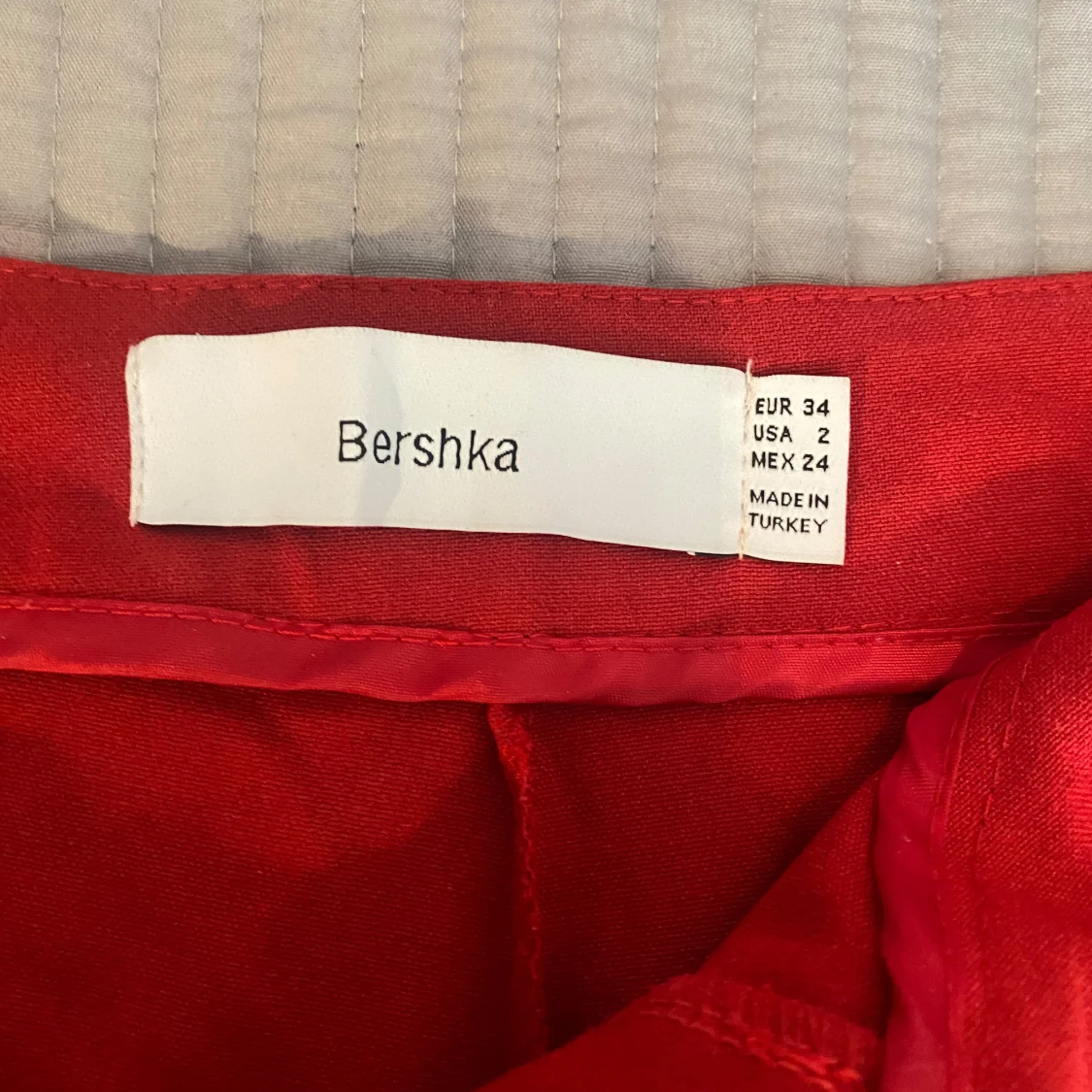Röda kostymbyxor från Bershka - 2
